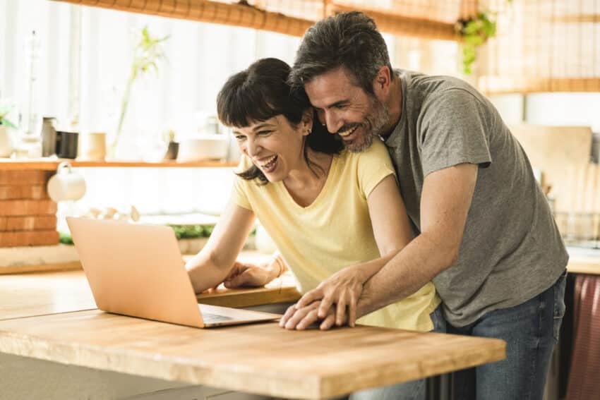 happy-couple-on-computer